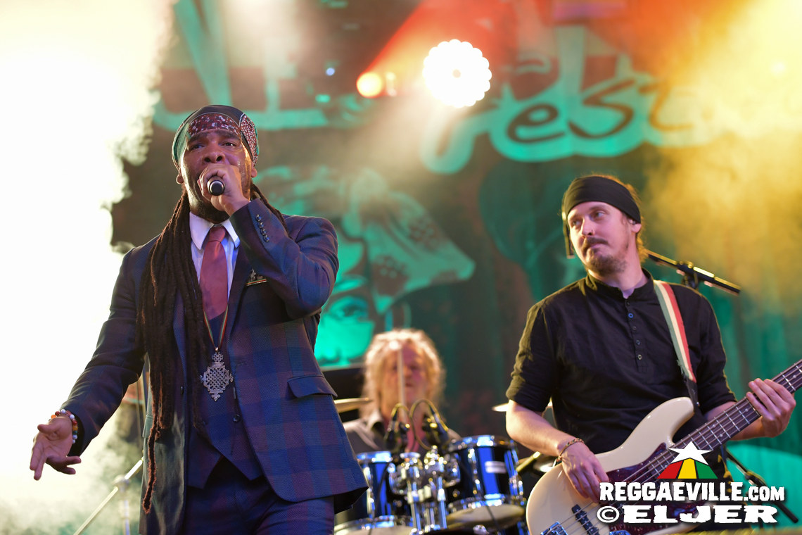 Queen Omega, Clinton Fearon, Turbulence