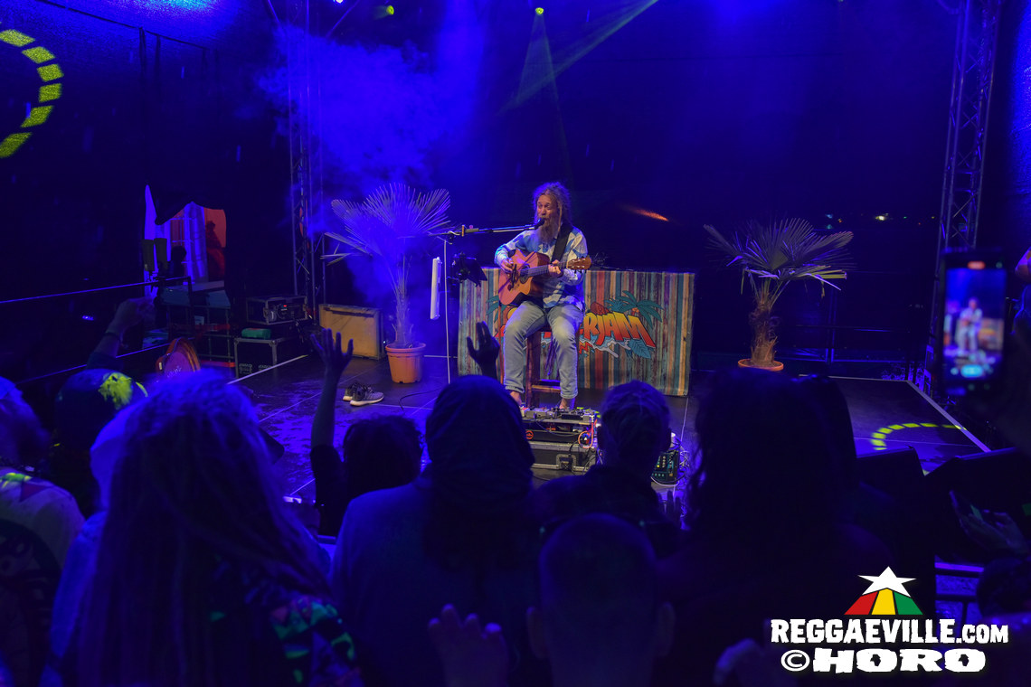 Mike Love, Toké, Martin Jondo