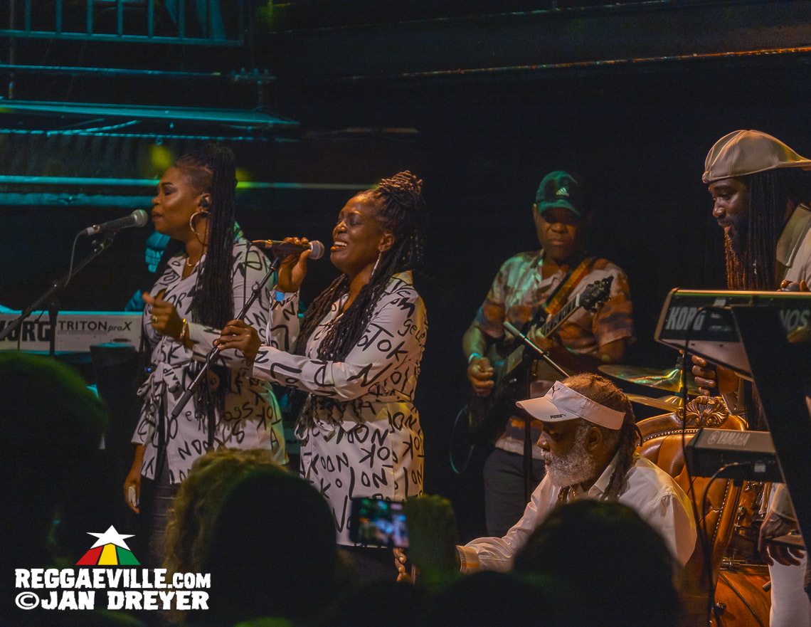 Freddie McGregor feat. Stephen & Chino plus Beenie Man & Tippa Irie