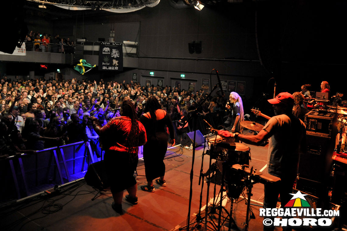 Max Romeo with Azizzi & Xana Romeo, Droop Lion