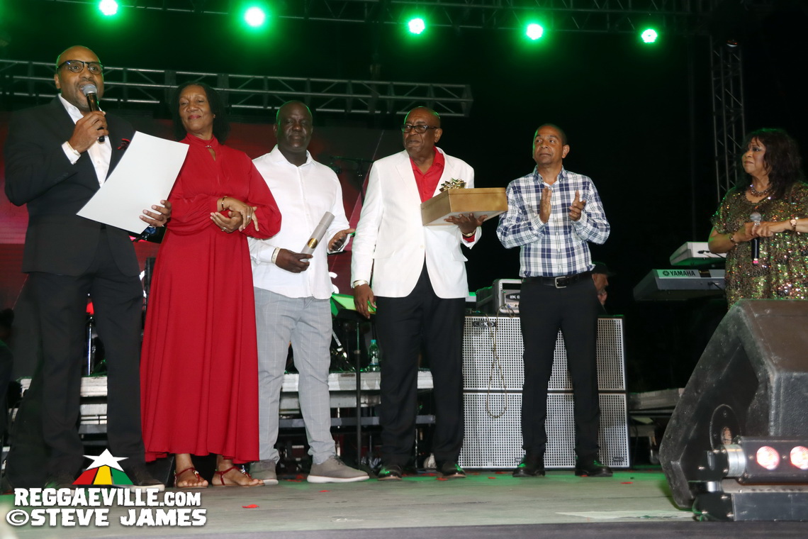 The Manhattans, Deniece Williams, Etana