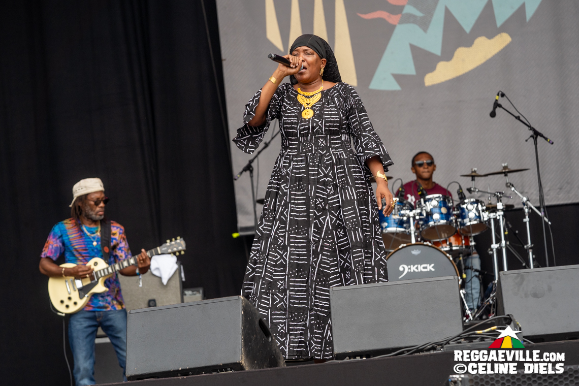 Dezarie, Arrested Development