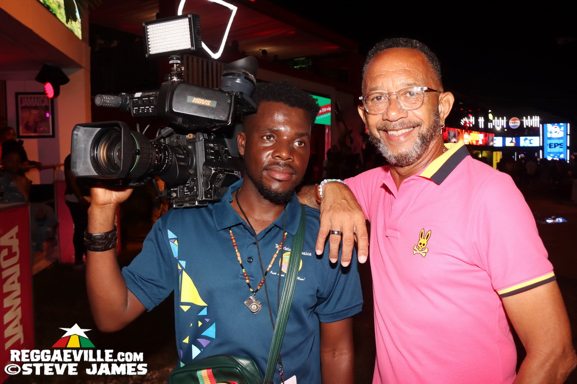 Munga Honorable, Backstage Vibes