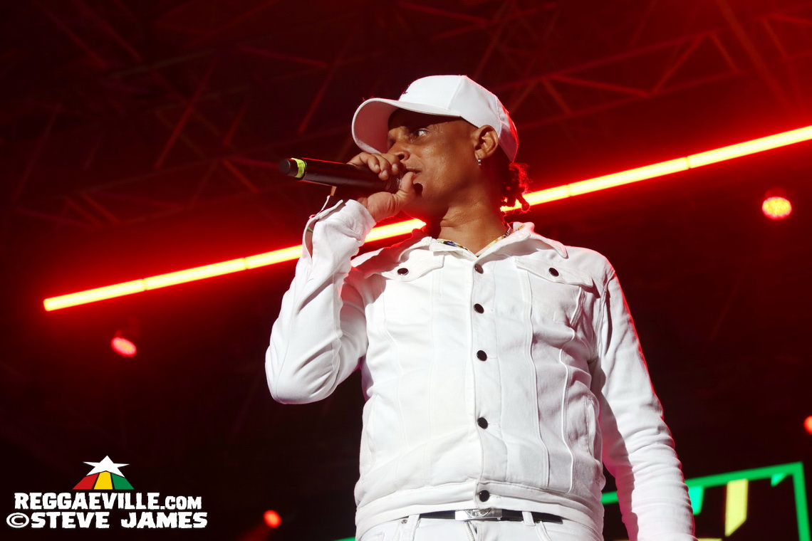 Munga Honorable, Backstage Vibes