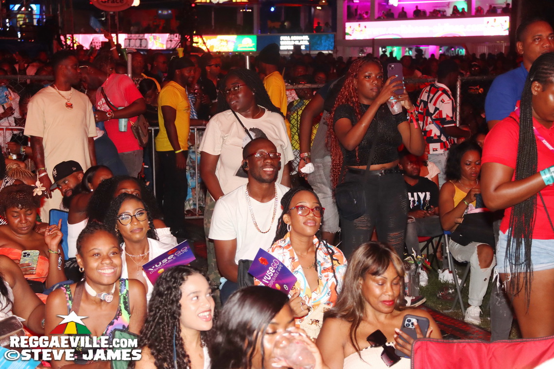 Munga Honorable, Backstage Vibes