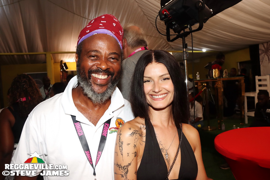 Munga Honorable, Backstage Vibes