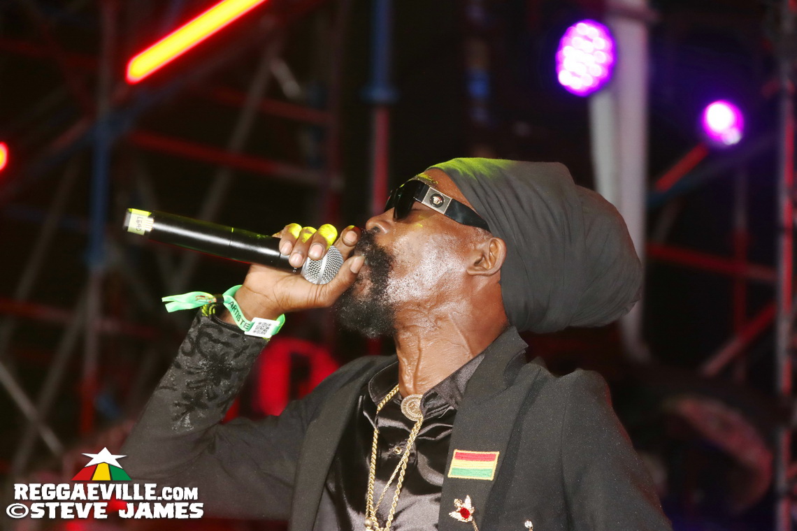 Munga Honorable, Backstage Vibes