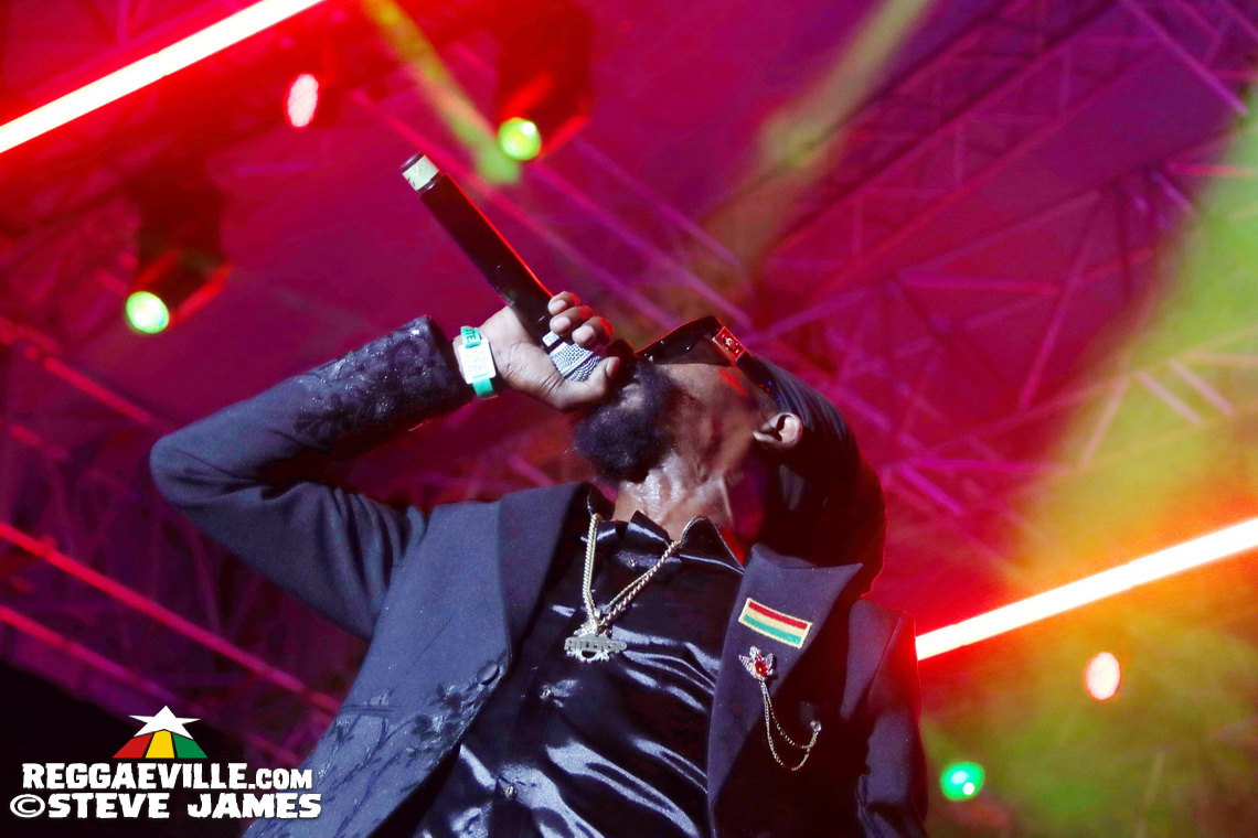 Munga Honorable, Backstage Vibes