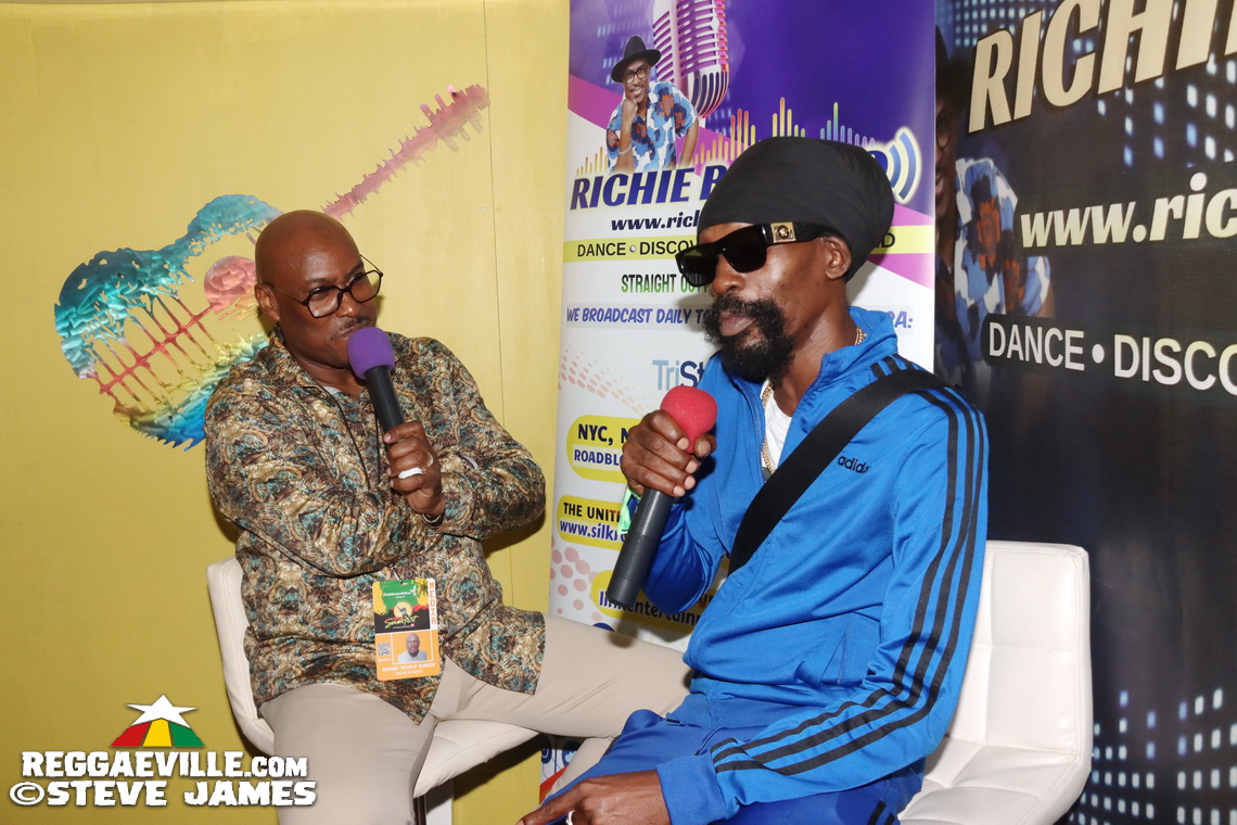 Munga Honorable, Backstage Vibes