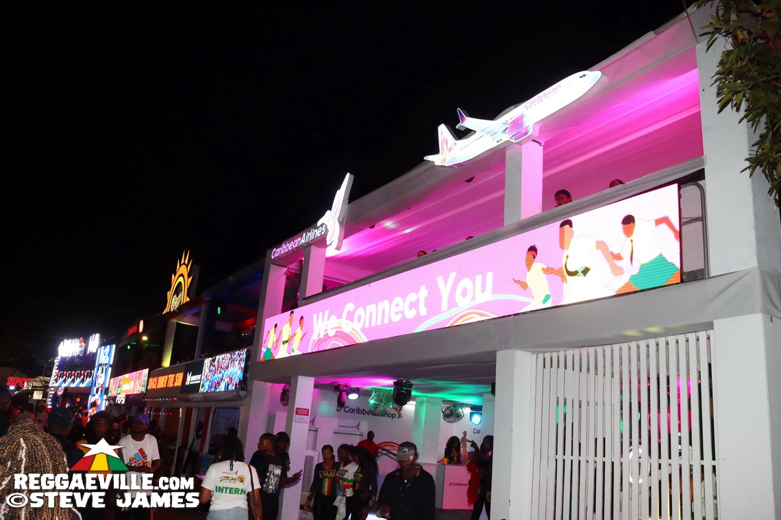 Munga Honorable, Backstage Vibes