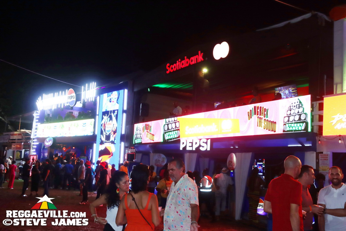 Munga Honorable, Backstage Vibes