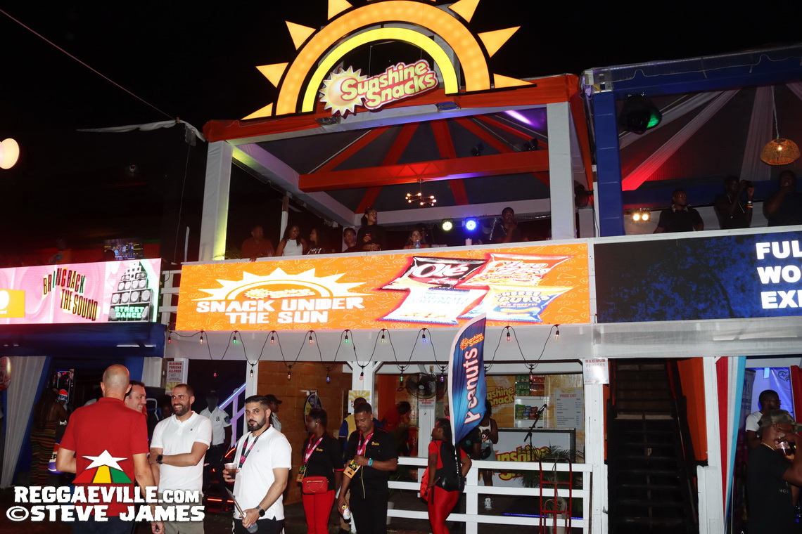 Munga Honorable, Backstage Vibes