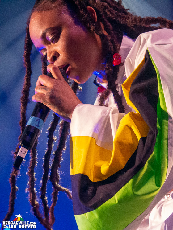 Lila Iké, Aleighcia Scott
