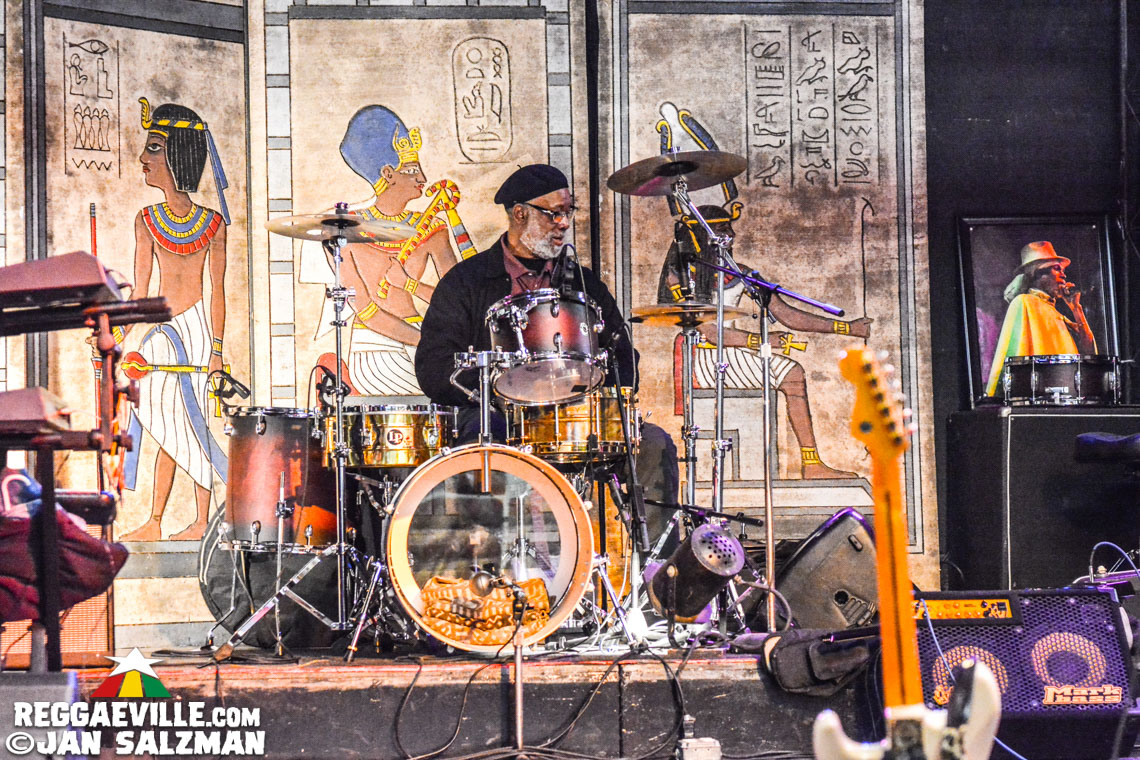 Luciano, Fully Fullwood Band feat. Ginger Roots