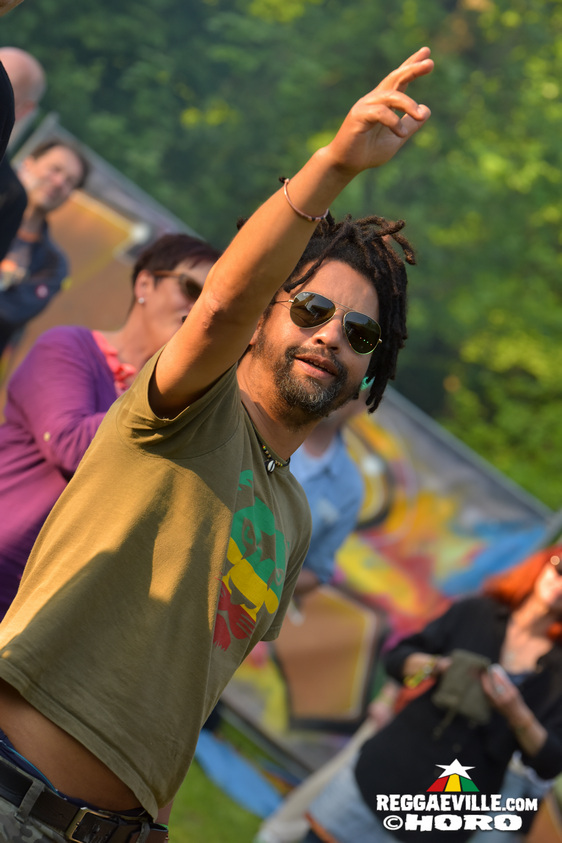 Ganjaman, Roughhouse, Sofa Connection feat. Cheer Up Trio