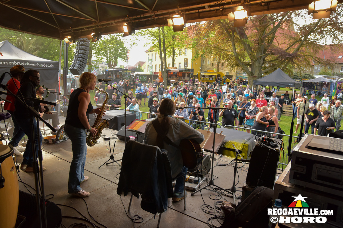 Ganjaman, Roughhouse, Sofa Connection feat. Cheer Up Trio