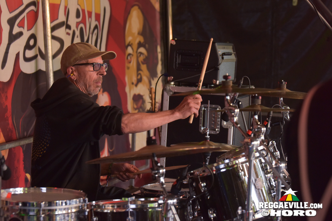 Ganjaman, Roughhouse, Sofa Connection feat. Cheer Up Trio