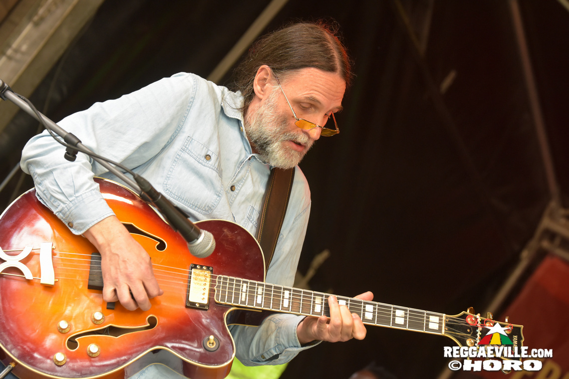 Ganjaman, Roughhouse, Sofa Connection feat. Cheer Up Trio