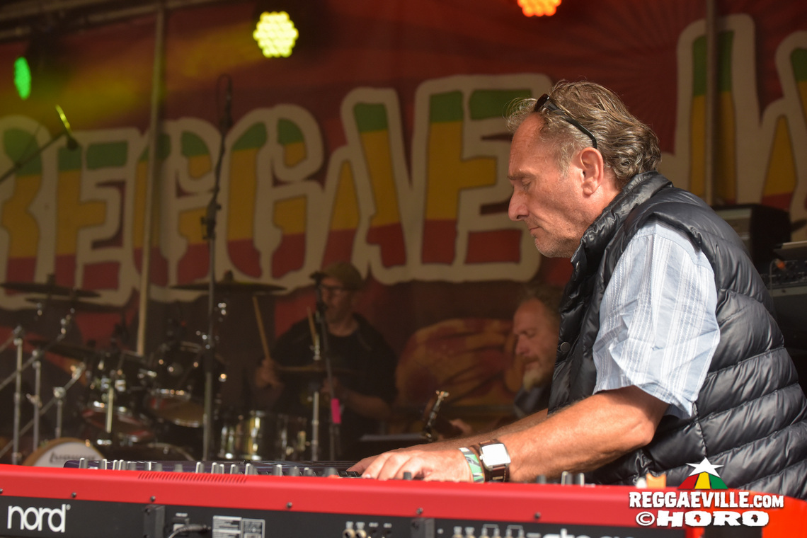 Ganjaman, Roughhouse, Sofa Connection feat. Cheer Up Trio