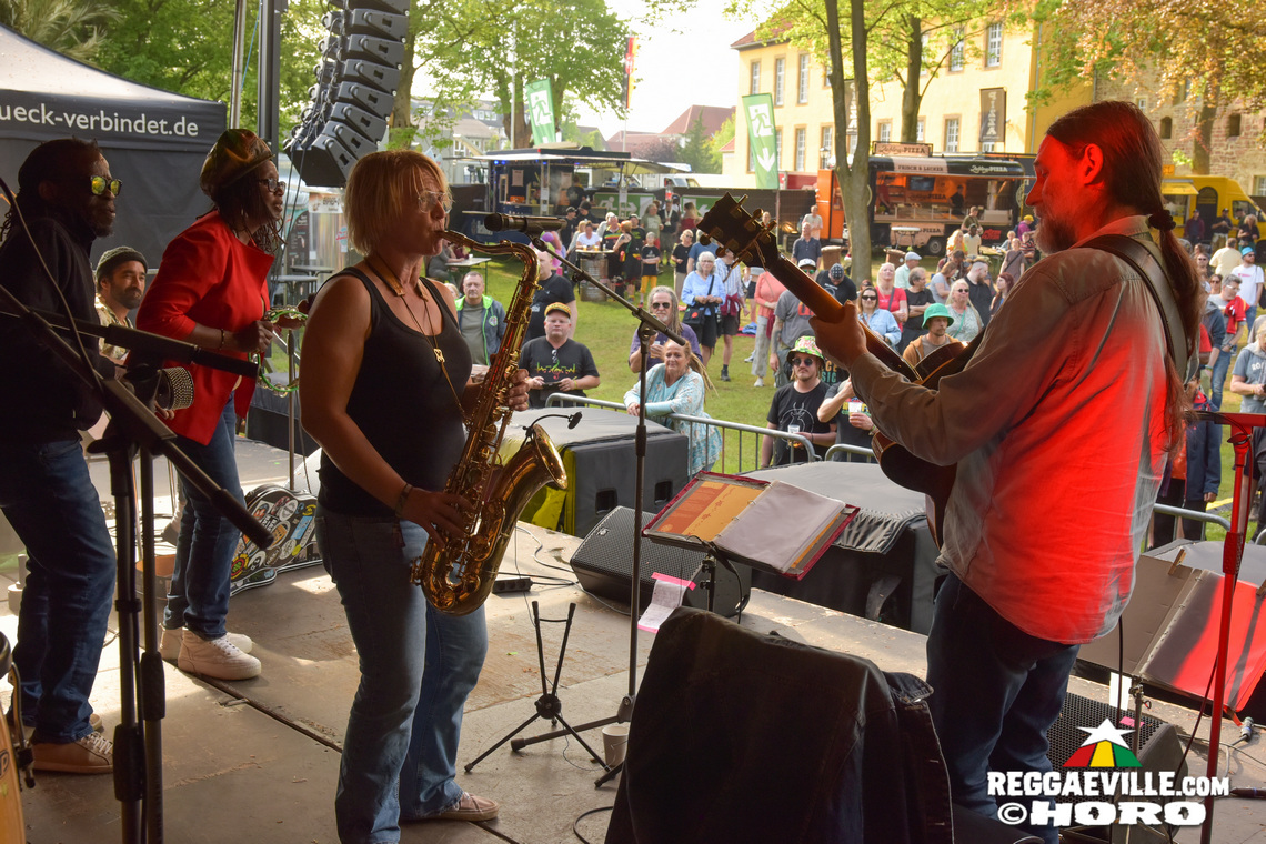 Ganjaman, Roughhouse, Sofa Connection feat. Cheer Up Trio