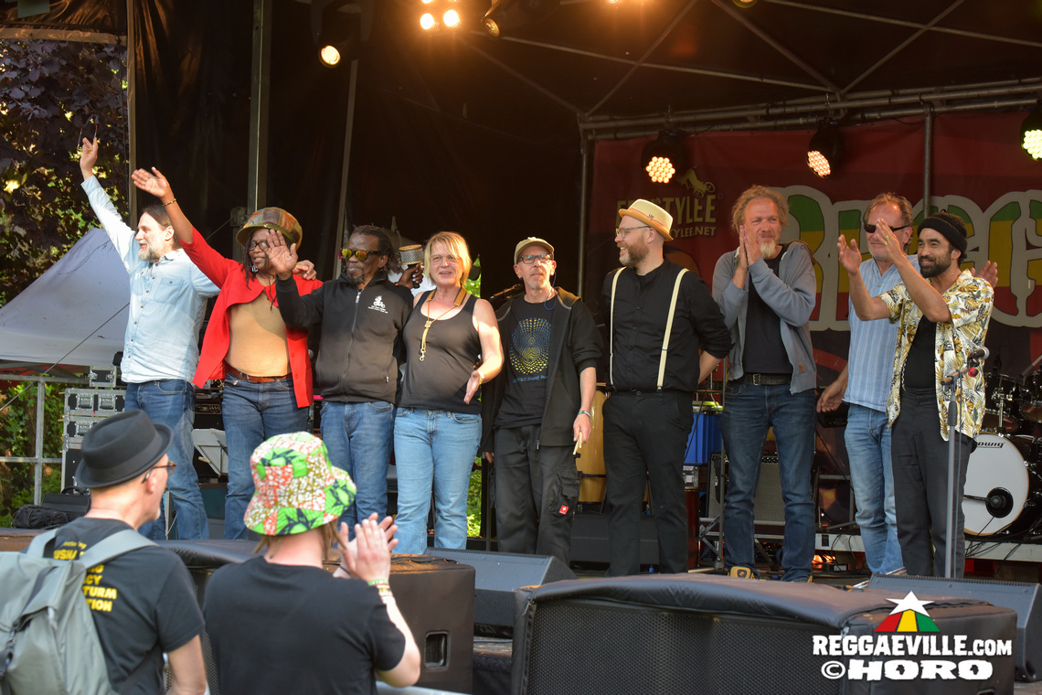 Ganjaman, Roughhouse, Sofa Connection feat. Cheer Up Trio