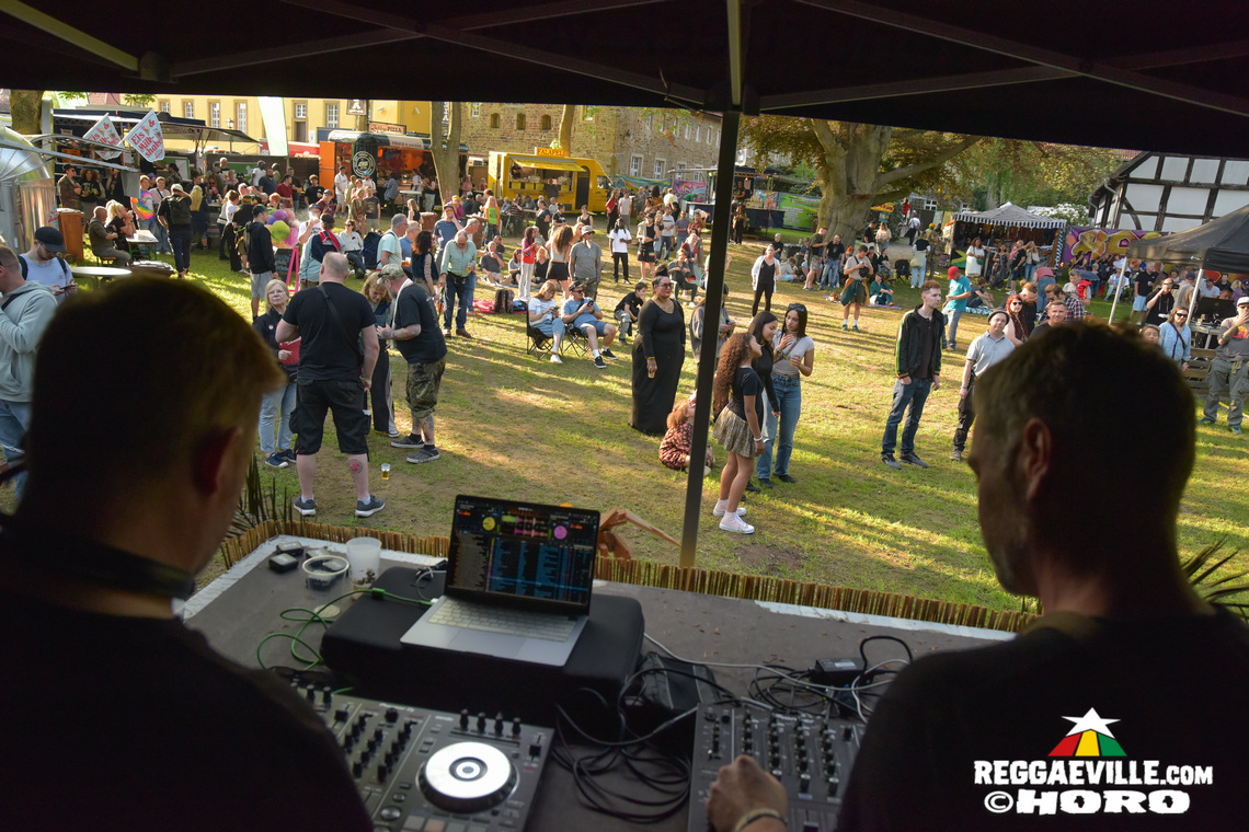 Ganjaman, Roughhouse, Sofa Connection feat. Cheer Up Trio