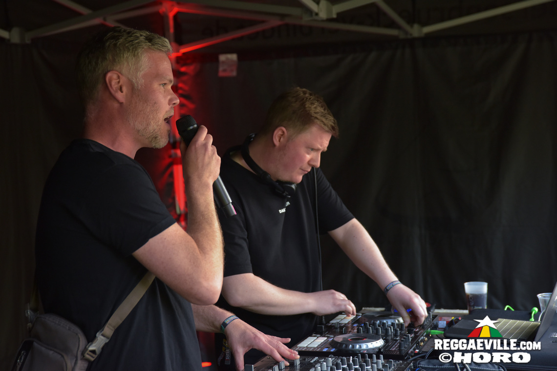 Ganjaman, Roughhouse, Sofa Connection feat. Cheer Up Trio