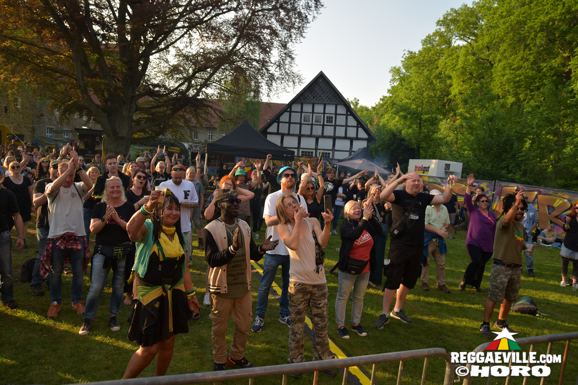 Ganjaman, Roughhouse, Sofa Connection feat. Cheer Up Trio