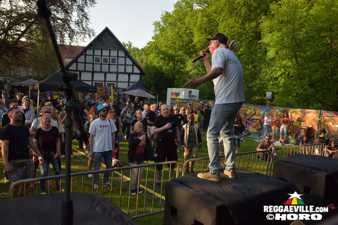 Ganjaman, Roughhouse, Sofa Connection feat. Cheer Up Trio