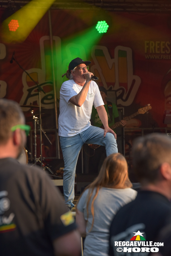 Ganjaman, Roughhouse, Sofa Connection feat. Cheer Up Trio