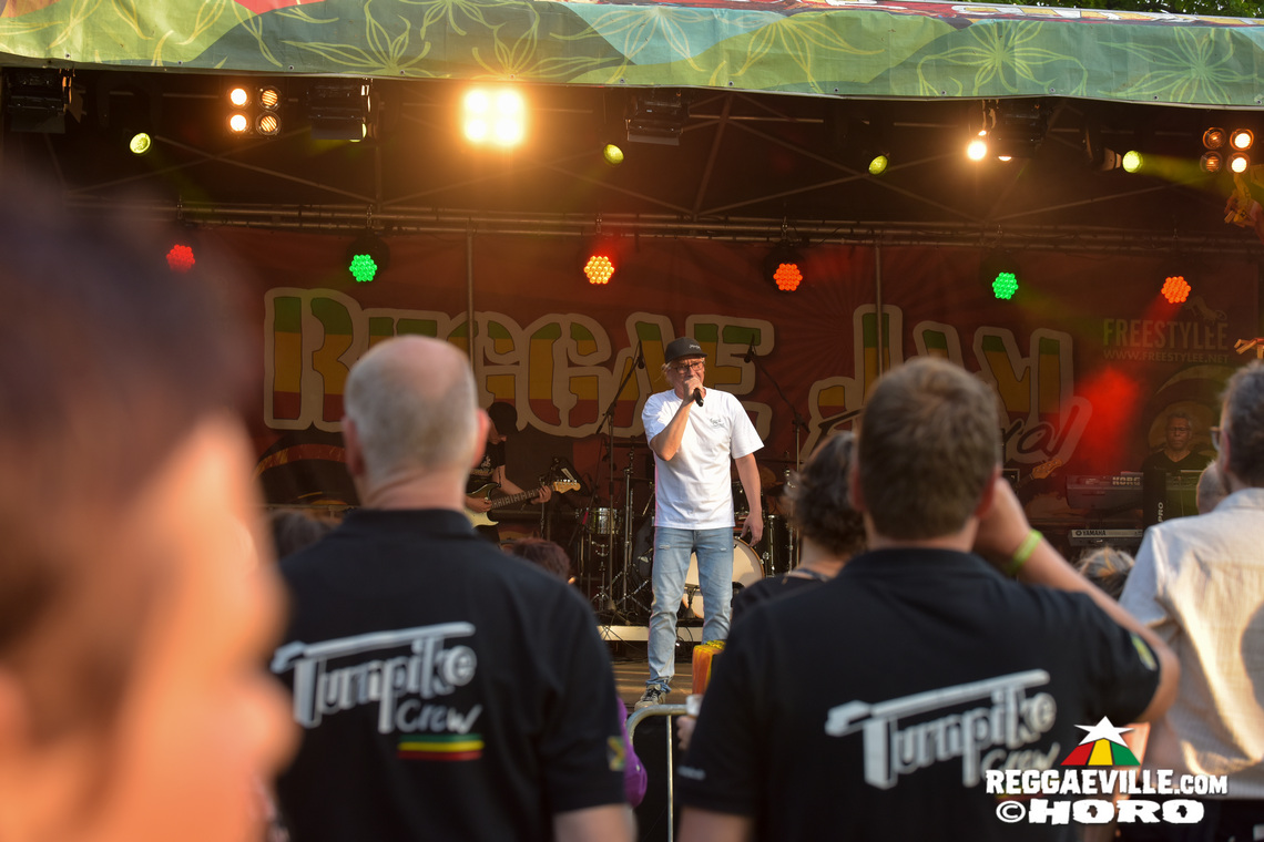 Ganjaman, Roughhouse, Sofa Connection feat. Cheer Up Trio