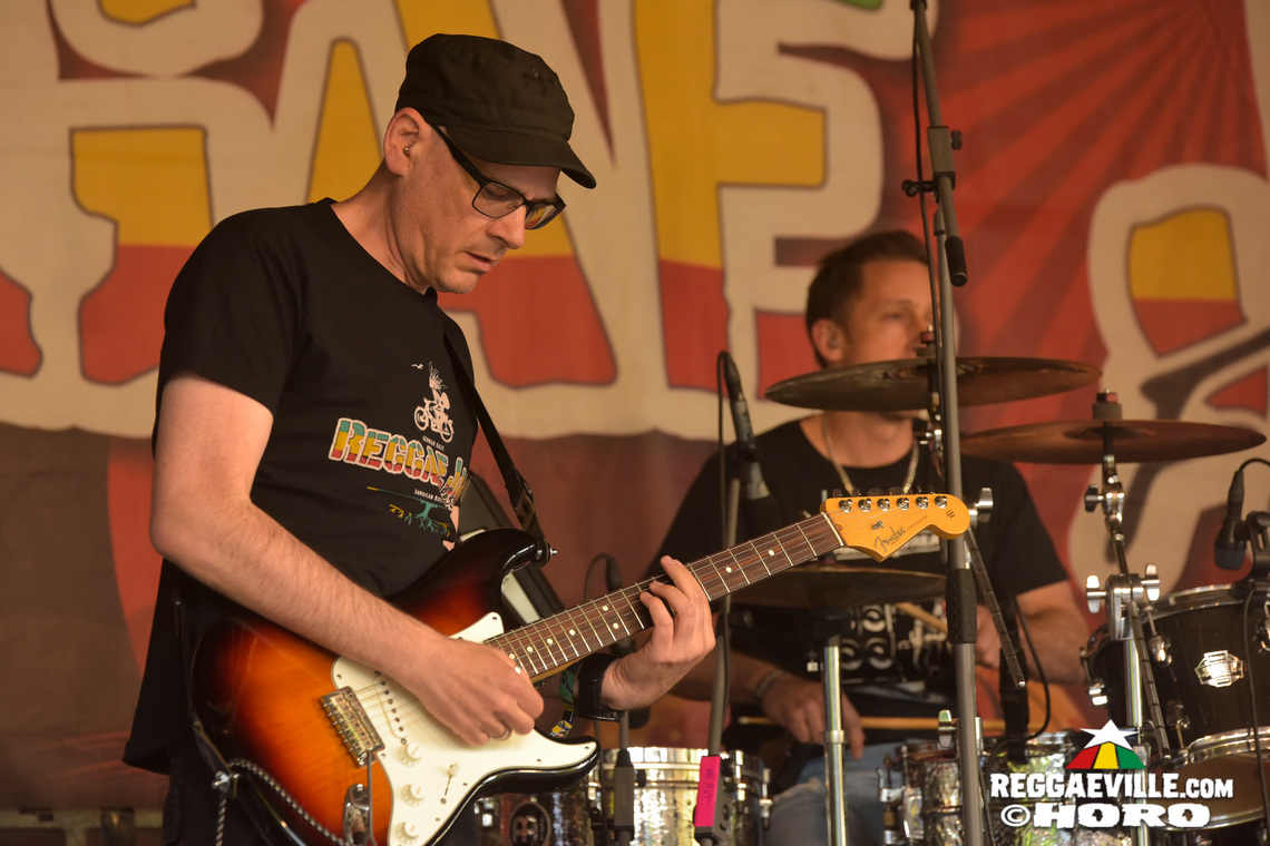 Ganjaman, Roughhouse, Sofa Connection feat. Cheer Up Trio