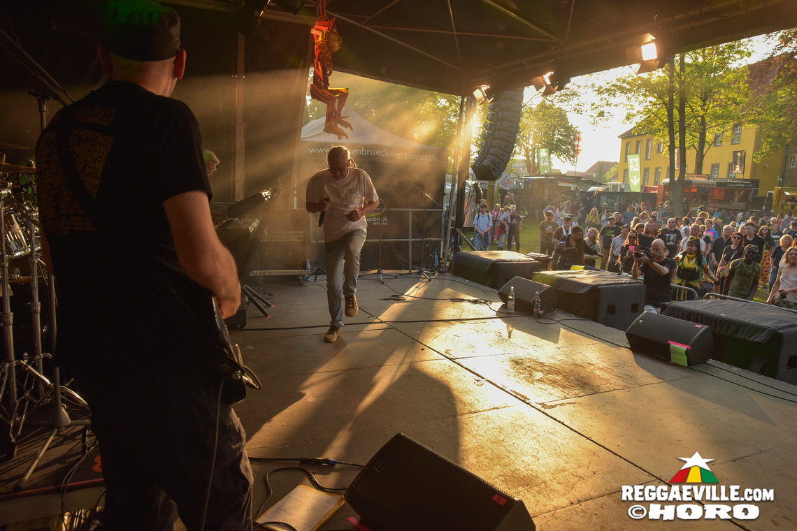 Ganjaman, Roughhouse, Sofa Connection feat. Cheer Up Trio