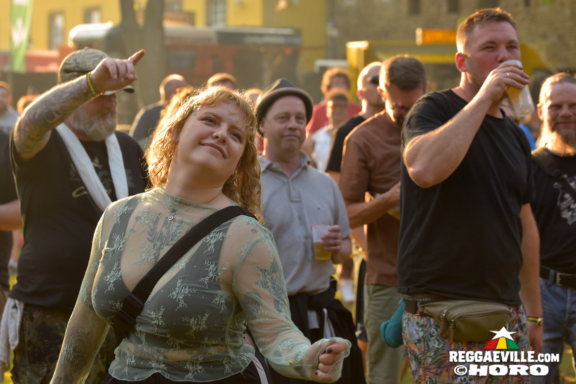 Ganjaman, Roughhouse, Sofa Connection feat. Cheer Up Trio