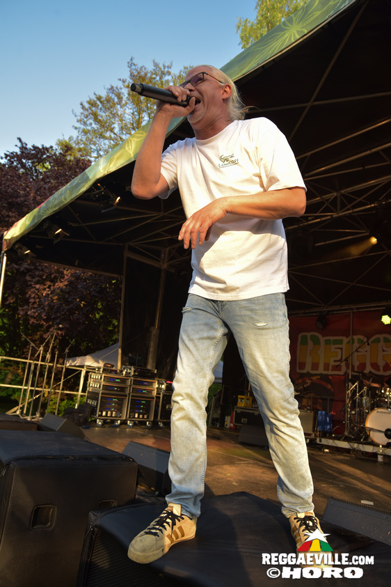 Ganjaman, Roughhouse, Sofa Connection feat. Cheer Up Trio