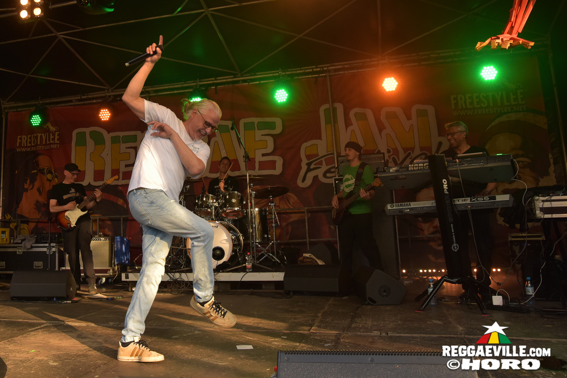 Ganjaman, Roughhouse, Sofa Connection feat. Cheer Up Trio