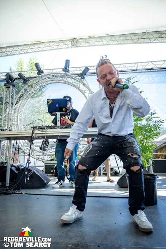 Hempress Sativa, Turbulence, M Dot R