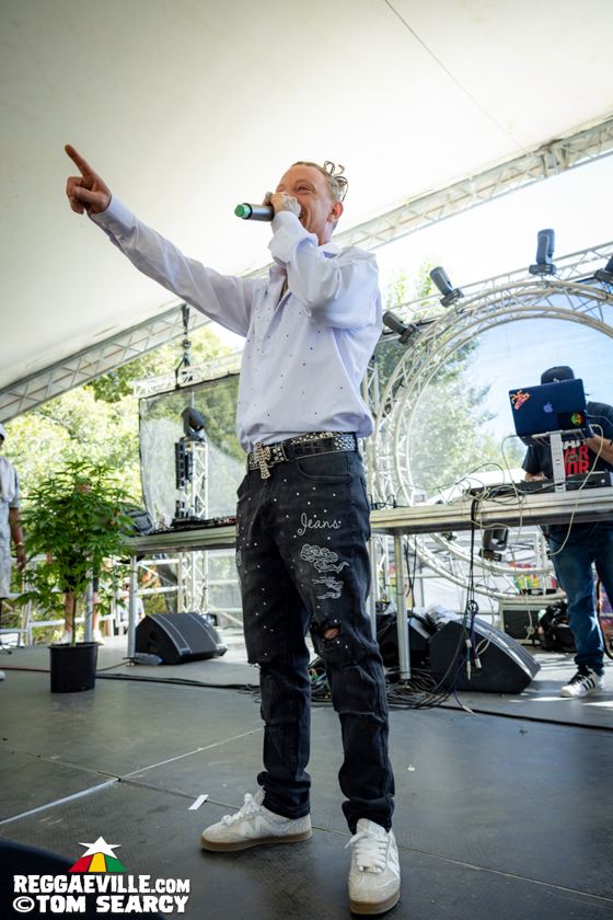 Hempress Sativa, Turbulence, M Dot R