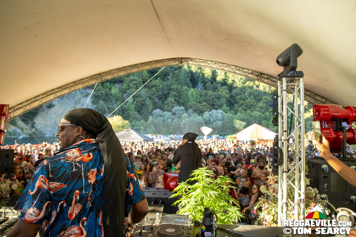 Hempress Sativa, Turbulence, M Dot R